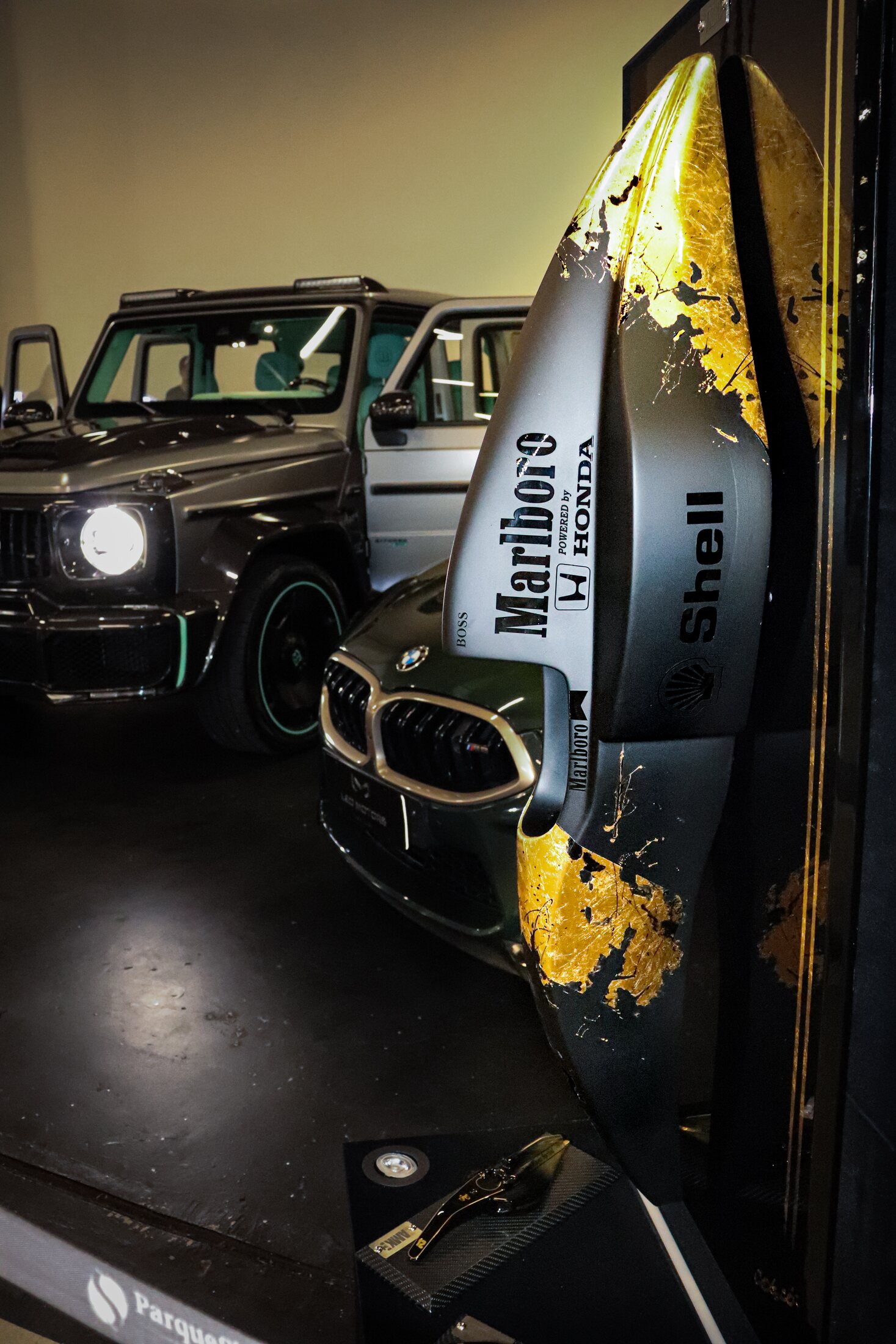 Obra da Black Gold Collection inspirada na McLaren de Ayrton Senna, com acabamento preto e detalhes dourados.