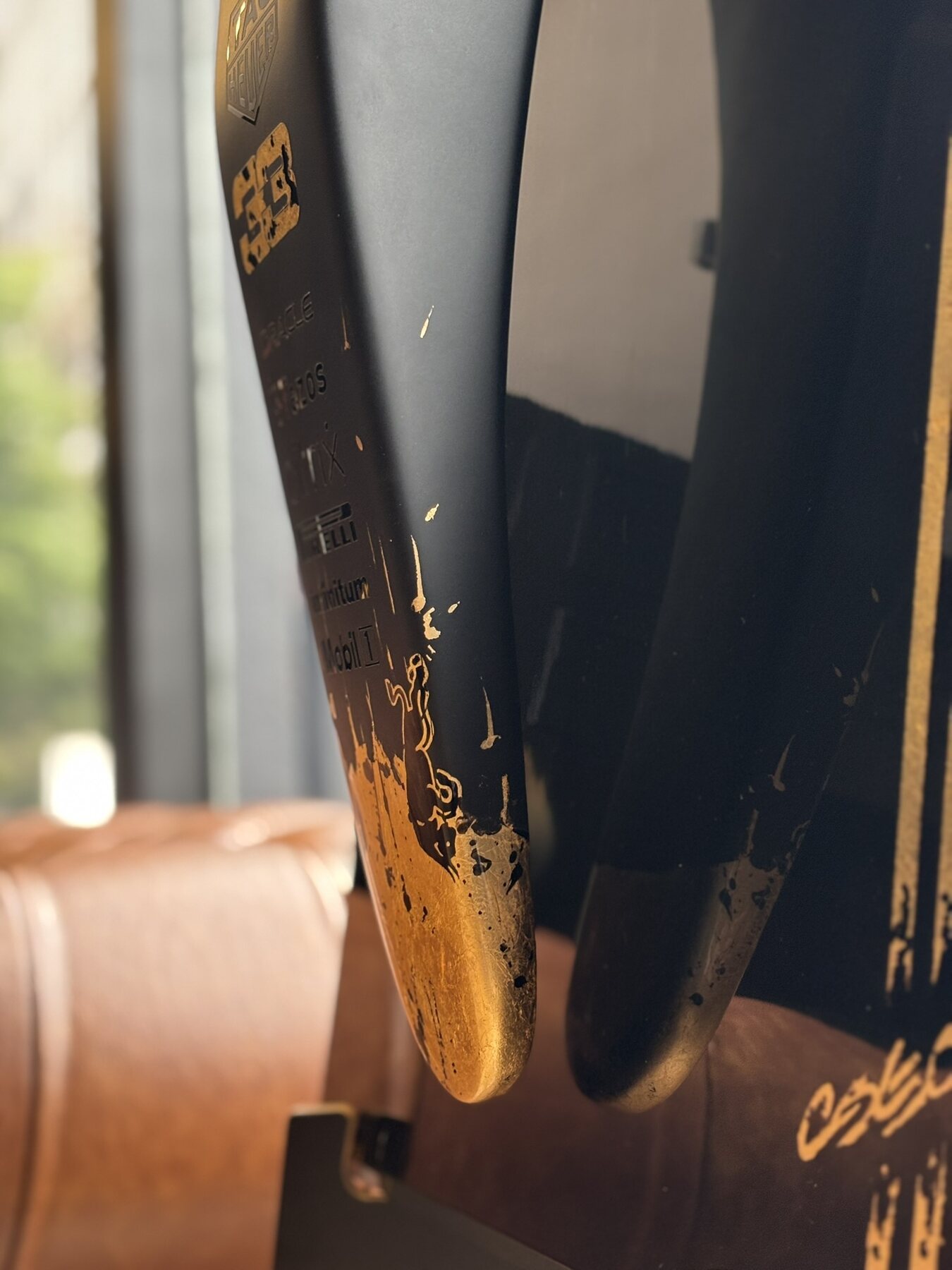 Detalhe lateral da obra Black Gold Nº 33.